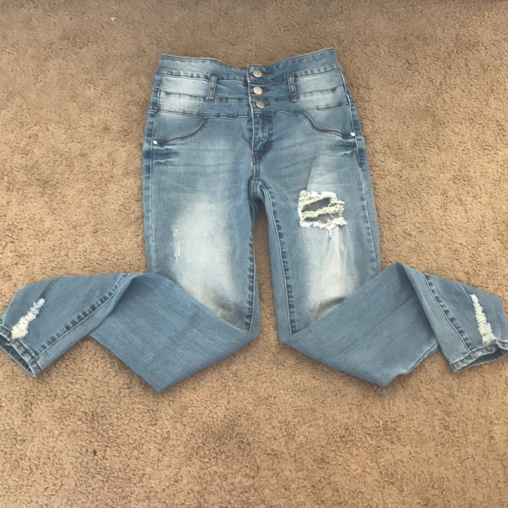 Super cute refuge ripped jeans!!!